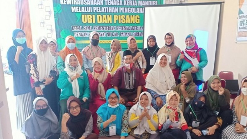Tingkatkan Ekonomi Keluarga, Kader Fatayat Padang Pariaman Dilatih Berwirausaha