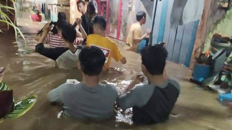Dilanda Banjir Akibat Hujan Sehari, LPBINU Pekalongan Terjunkan Tim Evakuasi
