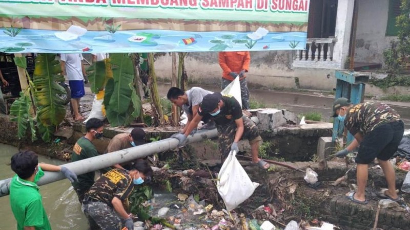 Teladani Gus Dur, Ansor Tengah Tani Cirebon Bersih-bersih Sungai
