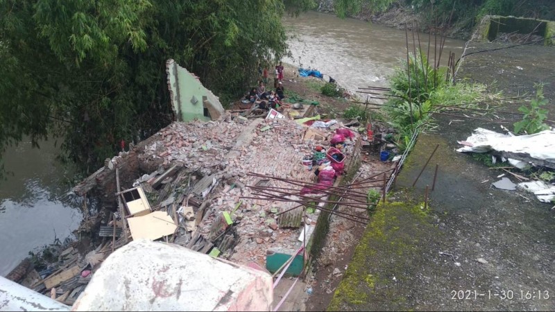 Muslimat NU Jember  Bergerak Cepat  Sumbang  Korban Banjir  Sungai Bedadung