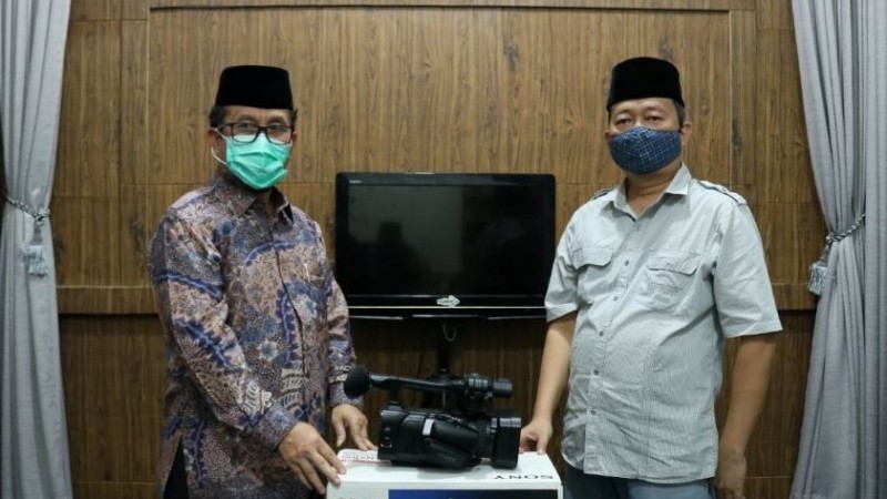 H. Imron Sumbang Kamera untuk Media Center PWNU Jawa Barat