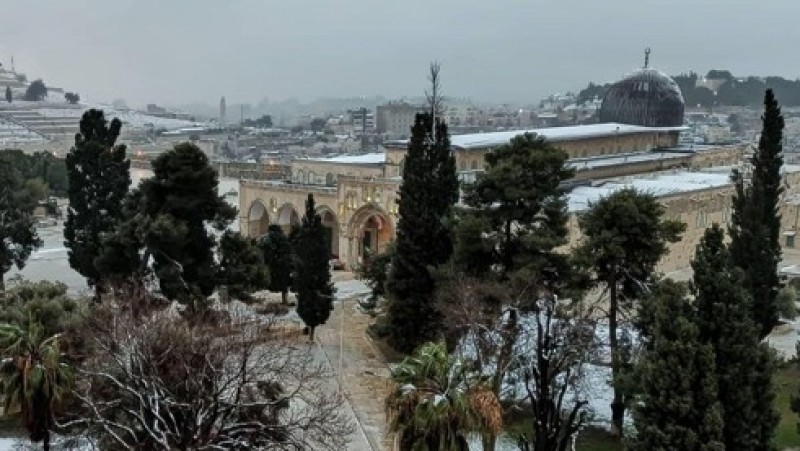 Masjid Al-Aqsa Diguyur Salju Pertama setelah Enam Tahun