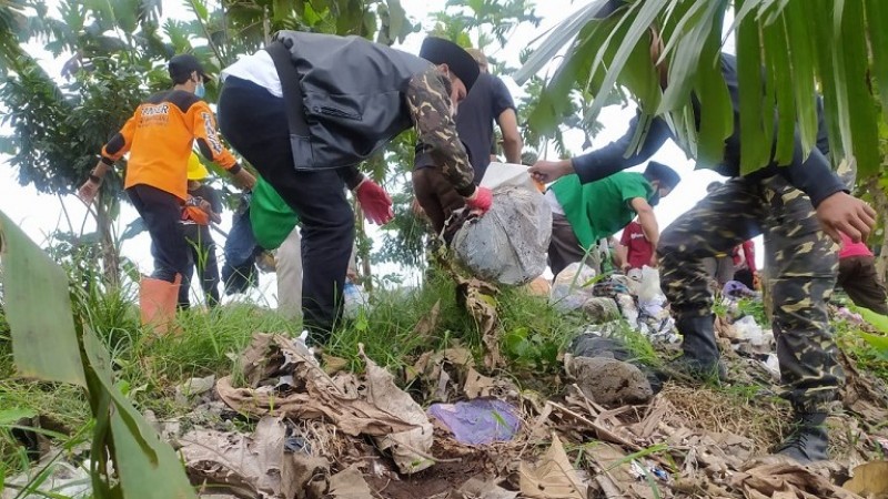 Aksi Pungut Sampah PC Gerakan Pemuda Ansor Cirebon