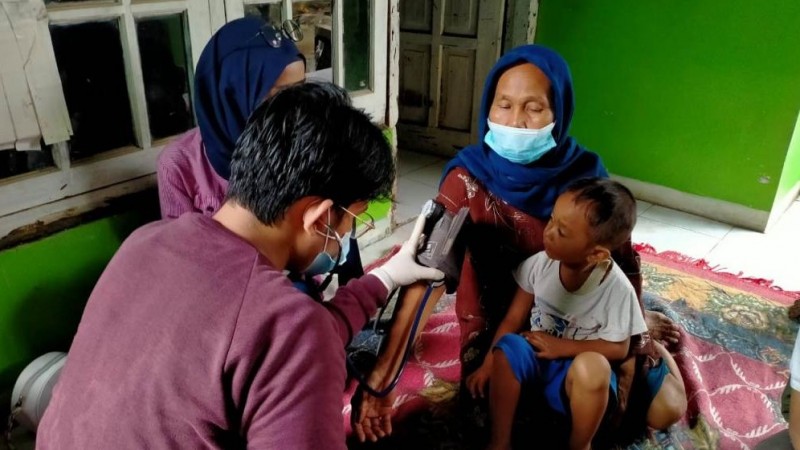 NU Bekasi Periksa Kesehatan Warga dan Bersihkan Lumpur di Lokasi Terdampak Banjir
