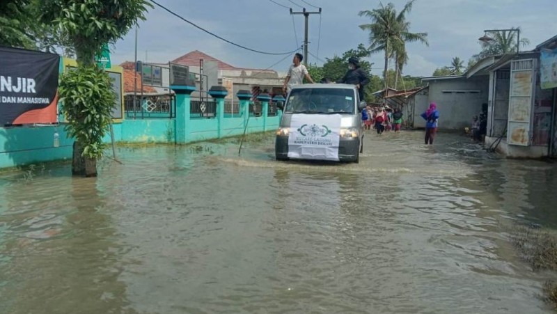Sulitnya Medan Tidak Halangi Relawan NU Bekasi Salurkan Bantuan ke Lokasi Terdampak Banjir