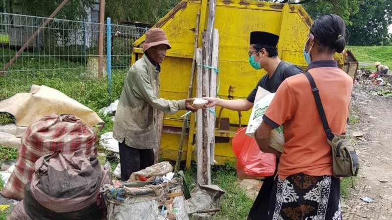 Ansor Sawahan Rembang Bagikan Nasi Bungkus lewat Jumat Berbagi