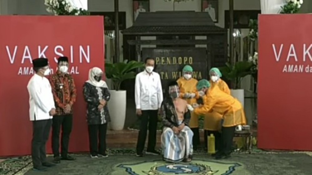 Presiden Jokowi Pantau Vaksinasi AstraZeneca untuk Ulama dan Warga di Sidoarjo