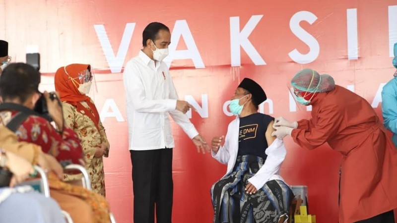Presiden Jokowi: Percepat Penyuntikan Vaksin untuk Kiai dan Santri