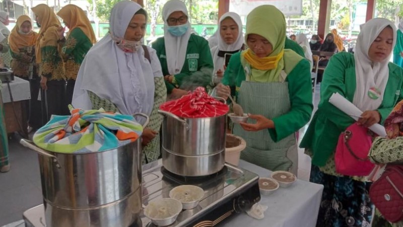 Semangat Hari Kartini, Fatayat NU Nusawungu Cilacap Ubah Singkong Jadi Brownies
