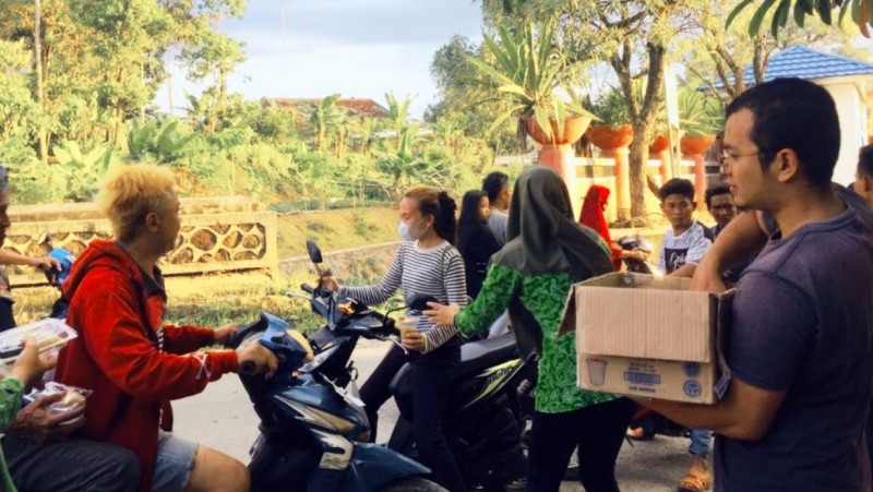 ​​​​​​​Fatayat NU Way Kanan Lampung Bagikan Takjil Hingga Anak Cabang