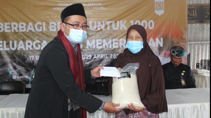 Taman Belajar Al Afifiyah yang Diasuh Sekretaris PCNU Kota Bandung Berbagi 6.500 Kilogram Beras