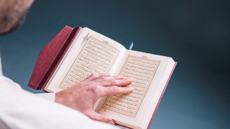 Hukum Membaca Al-Qur’an di Tengah Orang Shalat