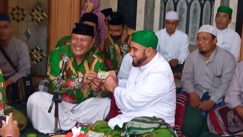 Silaturahim ke Habib Syech, PCNU Surakarta Serahkan Kartanu