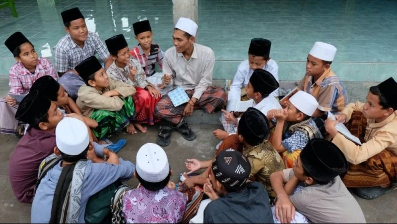 Pesantren dan Tradisi Lokal: Pendekatan Islam Esensial