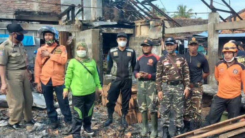 Puluhan Banser Bakti Sosial Bersihkan Puing-puing Kebakaran Pasar Sukorejo Kendal