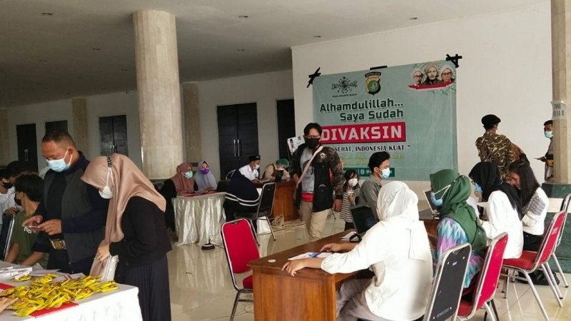 Non-Muslim dan Ribuan Warga Ikuti Vaksinasi di Masjid Raya KH Hasyim Asy’ari