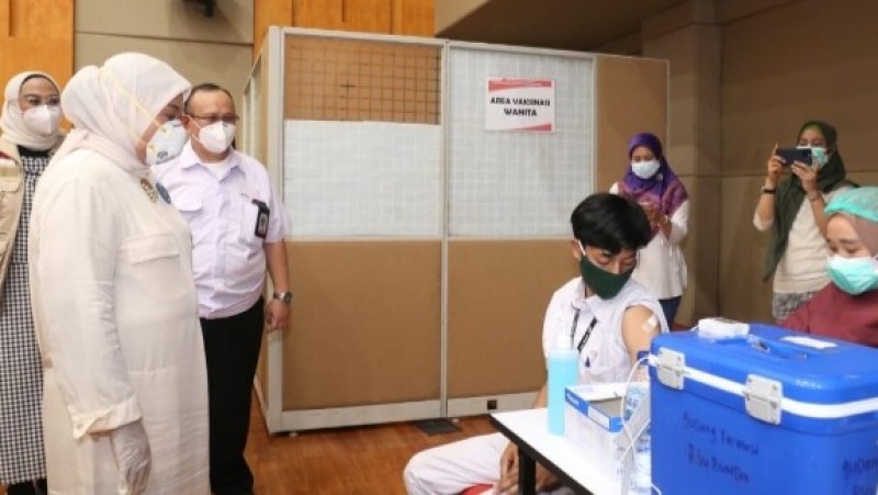 Menaker Ida Tinjau Pelaksanaan Vaksinasi Gotong Royong bagi Pekerja di Karawang