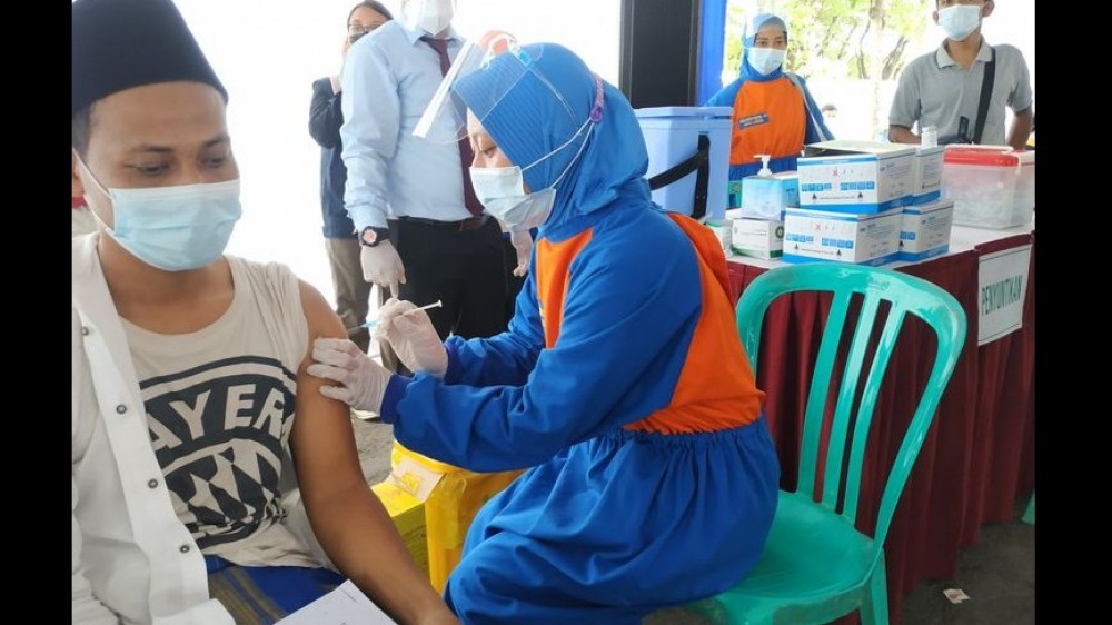 Santri di Sidosermo Surabaya Ikuti Vaksinasi