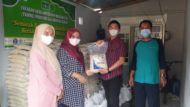 Ringankan Beban Akibat Pandemi, YKM NU Kalimantan Barat Bagikan Sembako kepada Duafa