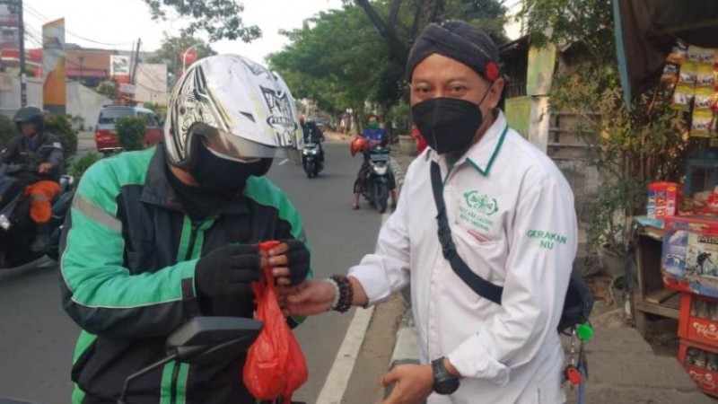 Warga Terdampak Covid di Kota Tangerang Terima Daging Kurban NU Care-LAZISNU