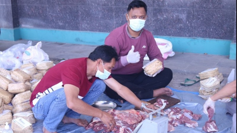 PWNU Jawa Barat Bagikan 2500 Paket Daging Kurban di Sekitar Bandung Raya
