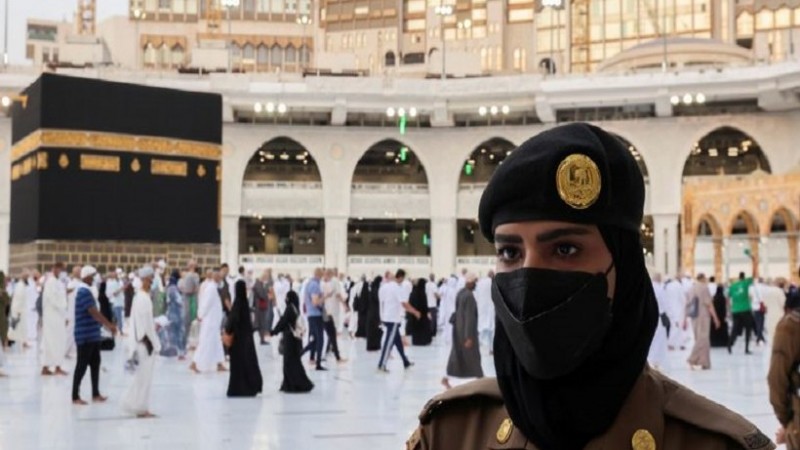 Untuk Pertama Kalinya, Wanita Saudi Berjaga di Mekah selama Haji