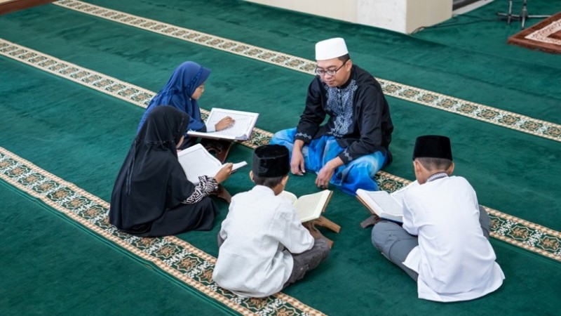 Al-Ghazali: Urgensi Sikap Tawadhu Murid terhadap Guru