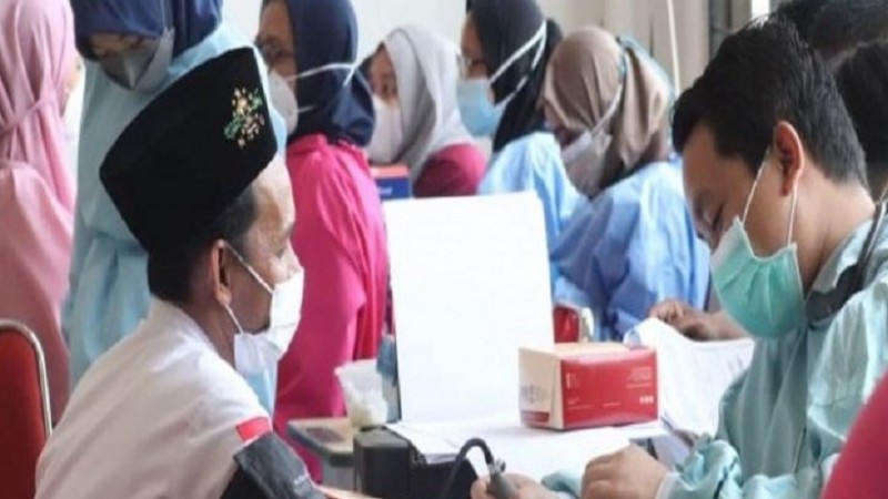 Thousands of santri participate in LAZISNU vaccination