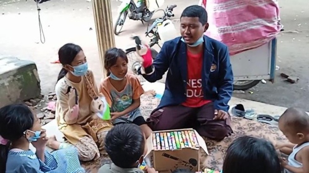 Kisah Amir, Blusukan ke Pelosok Desa demi Tingkatkan Literasi Anak