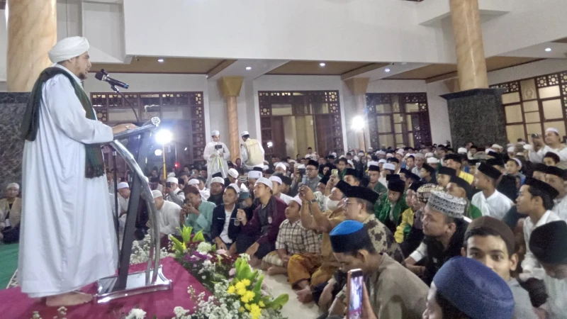 Hadiri Maulid Akbar di Kota Sukabumi, Habib Novel: Peradaban Perlu Dibangun dengan Akhlak yang Baik