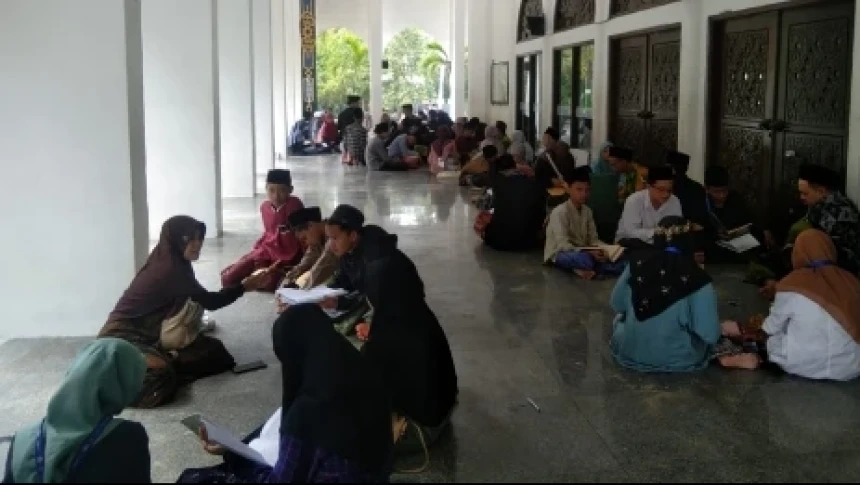 Suasana Syahdu Masjid Agung Pondok Pesantren Sunan Drajat, Peserta MQK 2023 Melakukan Murajaah