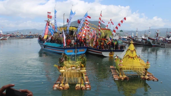 Larung Sembonyo Jadi Wujud Syukur Nelayan di Pantai Prigi Trenggalek, Tradisi Apa Itu?