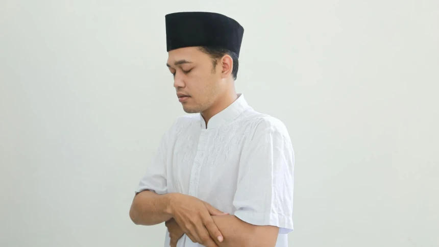 Ternyata Banyak yang Salah! Kapan Makmum Berdiri Saat Iqamah? 