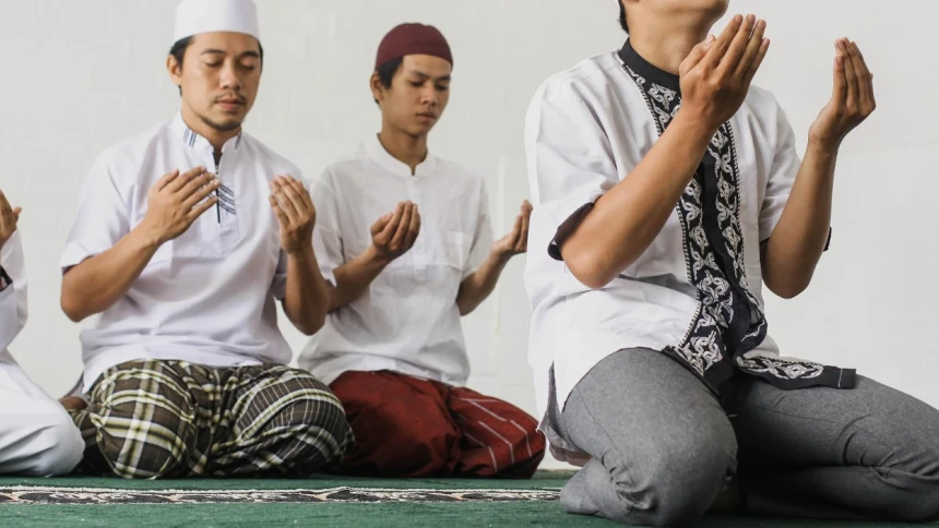 Khutbah Jumat: Hidup Serba Cepat, Ibadah Jangan Ikut Tergesa-gesa