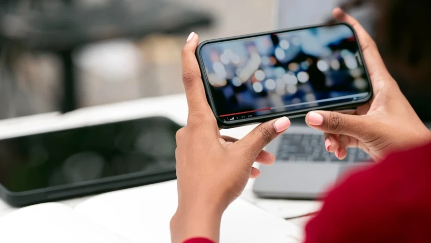 Khutbah Jumat: Menjaga Diri dari Maksiat Digital di Era Media Sosial