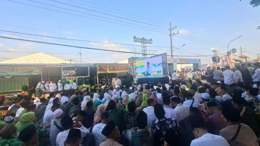 Ratusan Muktamirin Padati Jalan Utama Menuju Venue Pembukaan Muktamar Ke-35 NU hingga Nobar di Layar