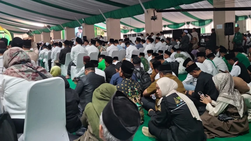 Muktamirin Membludak, Venue Utama Pembukaan Muktamar Ke-35 NU Penuh, Sebagain Pilih Lesehan