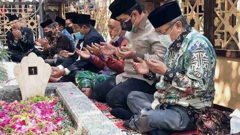 Ketum PBNU KH Said Aqil Siroj Ziarah ke Makam Pendiri NU di Jombang