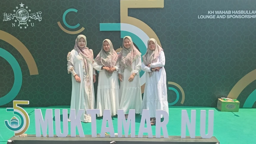 Keseruan Kader Fatayat Kudus Berburu Spot Foto di Arena Muktamar Ke-35 NU