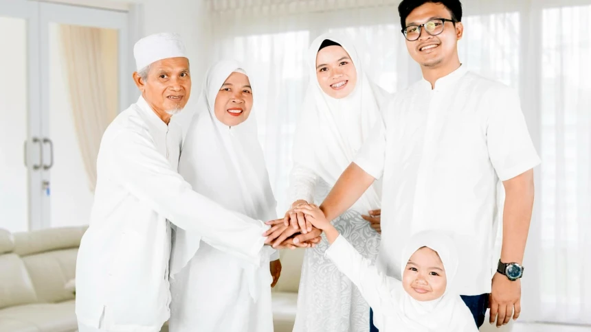 Tidak Hanya Anak, Orang Tua Juga Punya Kewajiban Berbakti kepada Anak