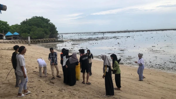 Gusduruan dan Berbagai Komunitas Lingkungan Gelar Kegiatan Bersih-bersih Pantai dari Sampah