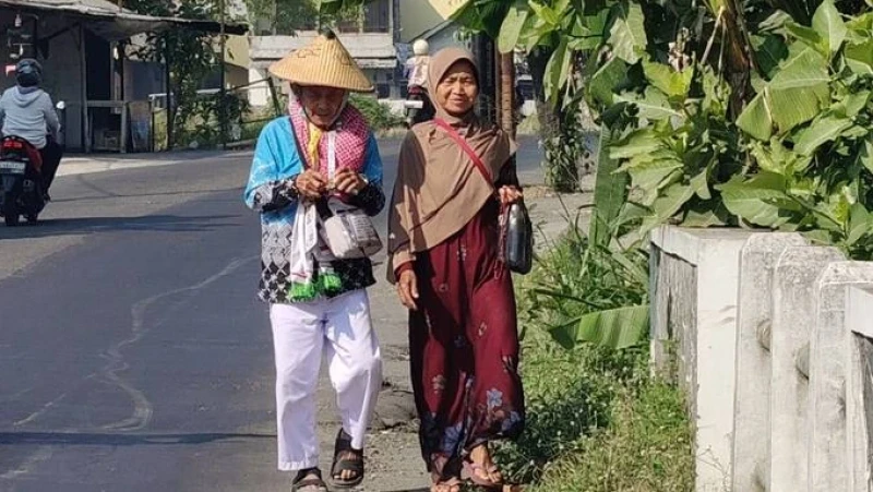 Jalan Kaki 40KM, Mbah Musthofa Tunaikan Nadzar Pulang Haji