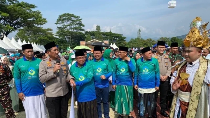 Ribuan Santri dan Masyarakat Ikuti Gerak Jalan Santri di Kabupaten Sumedang 