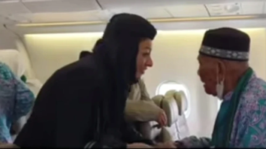 Viral Video Jamaah Haji Lansia Minta Turun dari Pesawat karena Mau Beri Makan Ayam