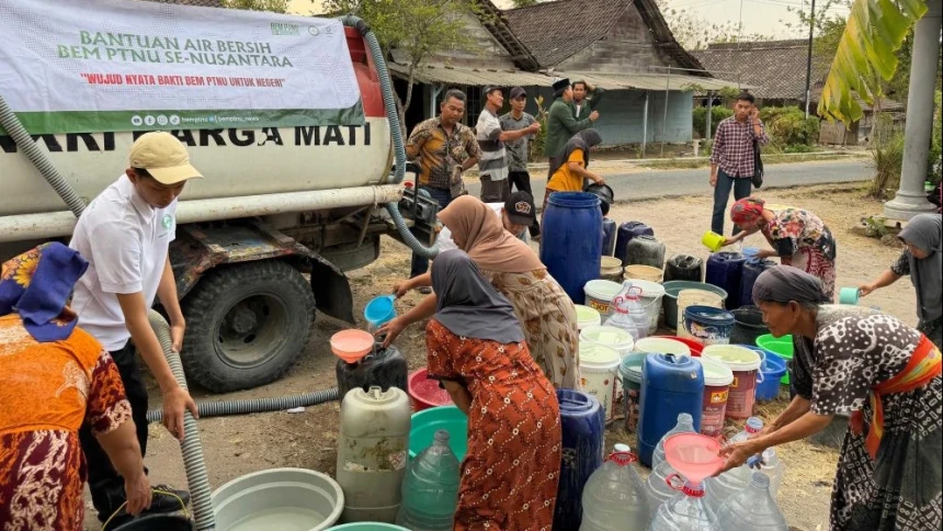 Hari Santri 2026, BEM PTNU Salurkan Air Bersih dan Masker ke Berbagai Titik Terdampak Kekeringan dan Karhutla