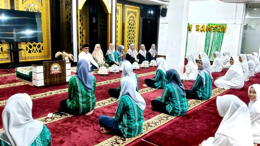 Ketua PWNU Sulsel Tekankan Akhlak dan Ilmu sebagai Bekal Santri Putri