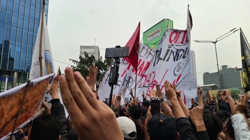 Massa Aksi Indonesia Sadar Kompak Acungkan Tiga Jari: Sadar Dipalak, Sadar Dibakar, Sadar Dimiskinkan