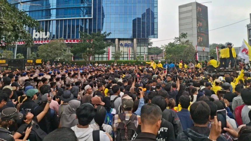 BEM UI Kembali Gelar Aksi, Massa Klaim Dihadang Polisi di Dukuh Atas
