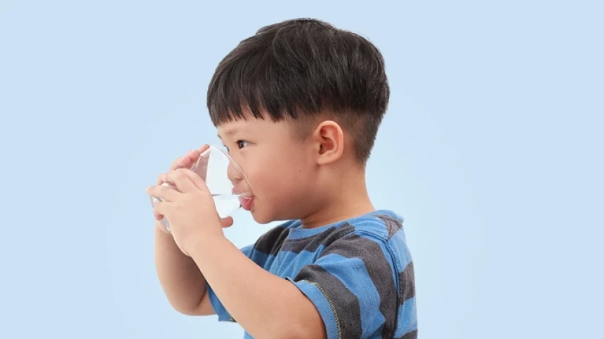 Cukupi Anak Minum Air Putih untuk Cegah Gagal Ginjal dan Cuci Darah