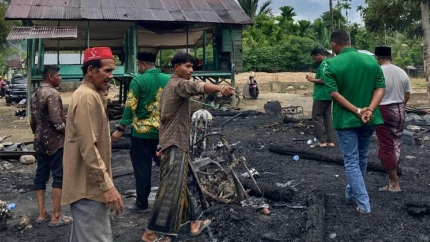 Ansor-Banser Pidie Jaya Gerak Cepat Membantu Penanganan Kebakaran